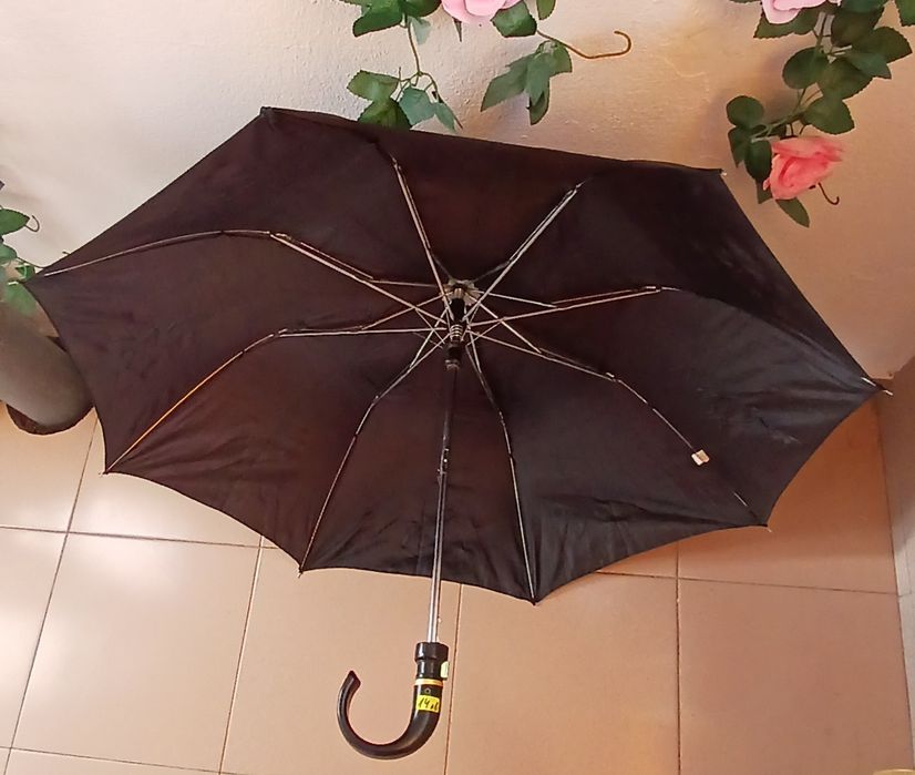 Сгъваеми автоматични и полуавтоматични чадъри различна големина .