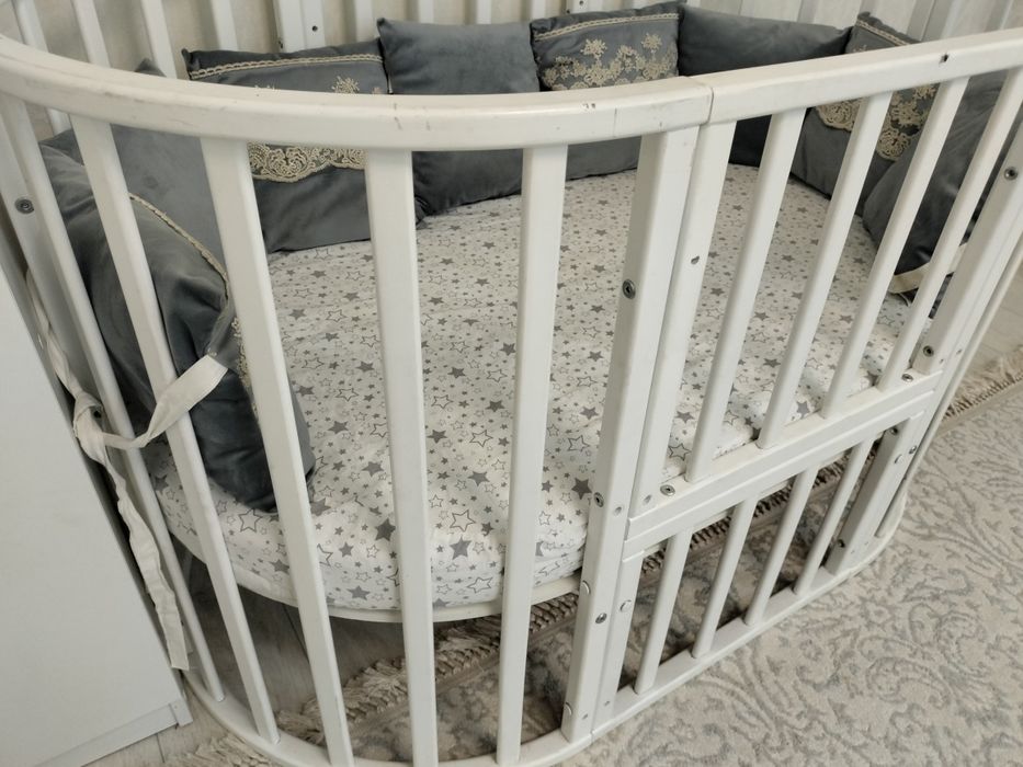 Детская кровать овальная.