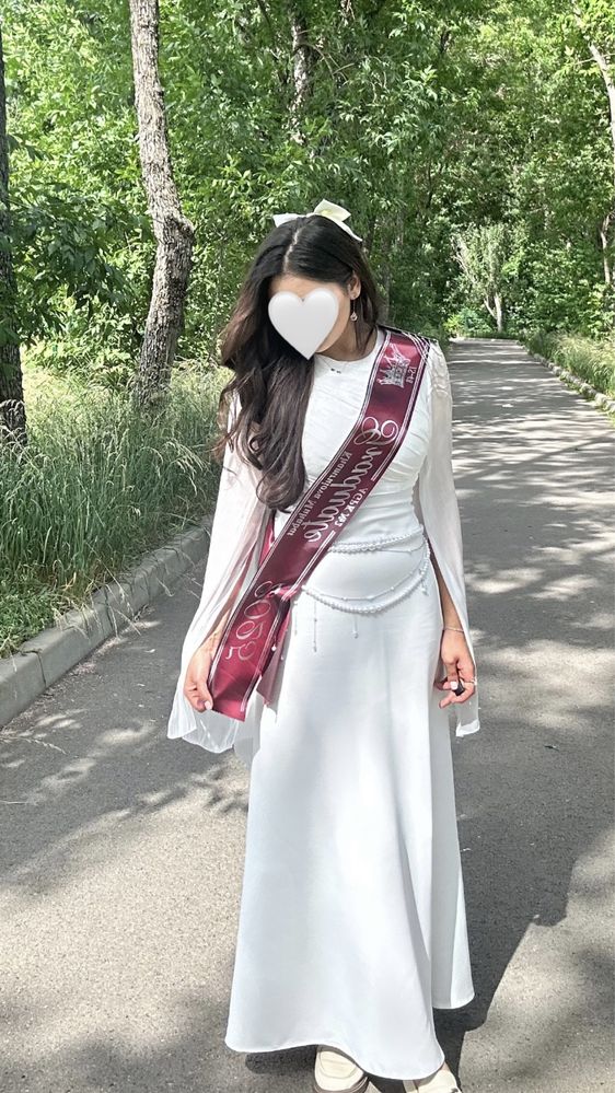 Белое платье идеально сидящее по фигуре