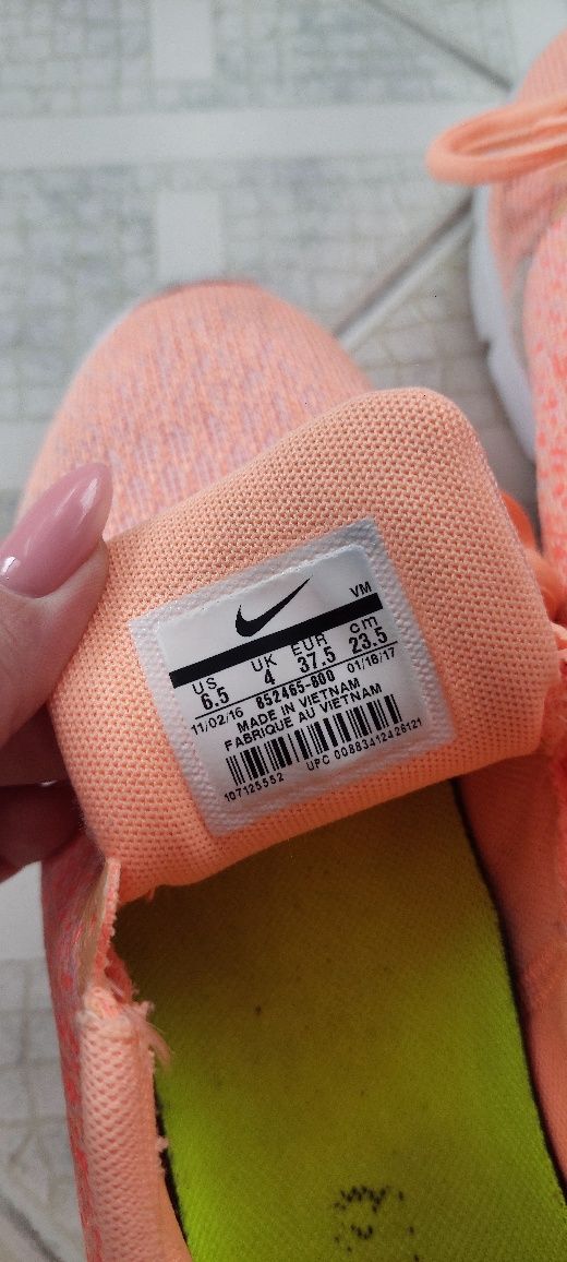 Неонови маратонки Nike