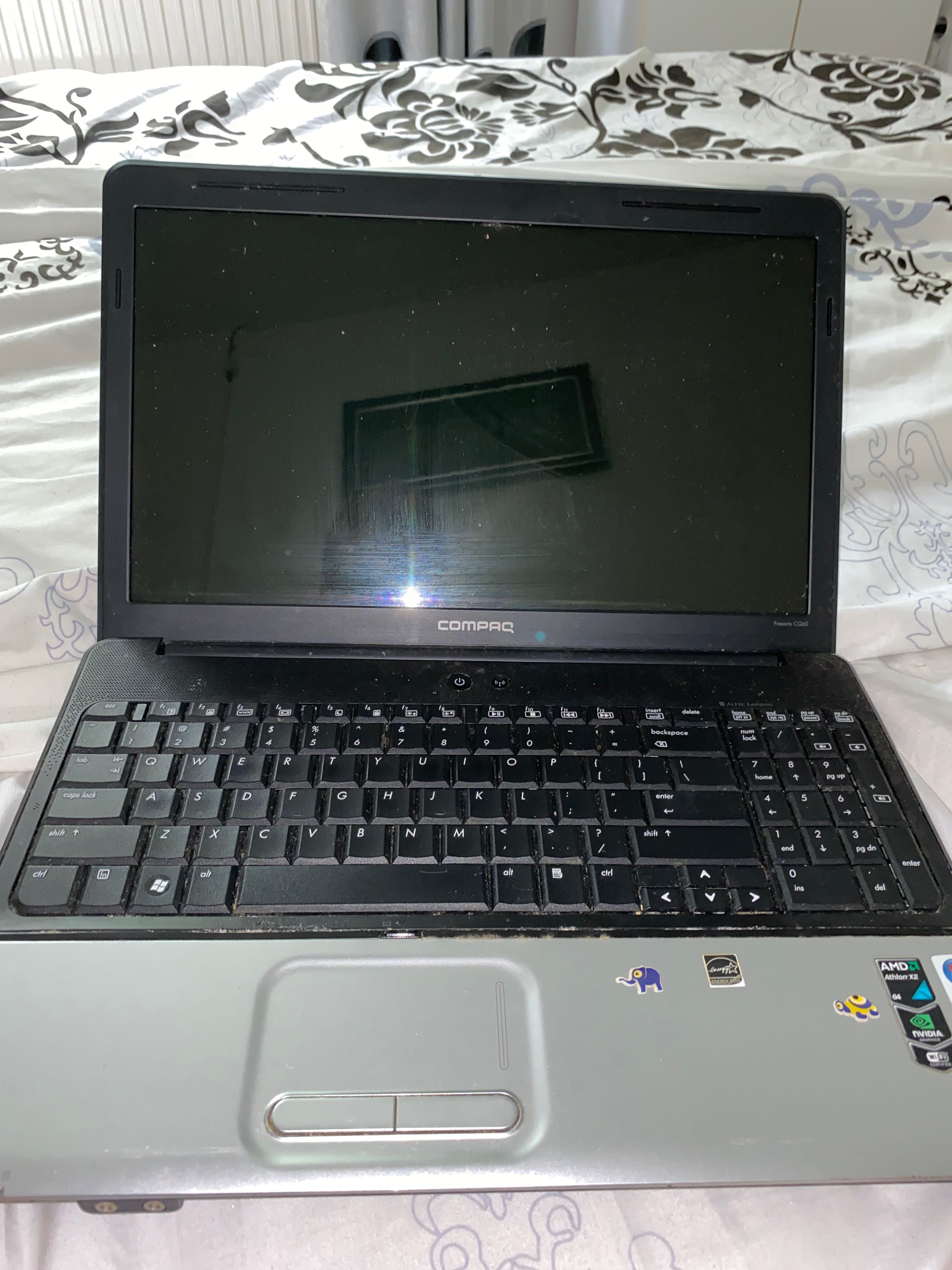 Vând laptop compaq