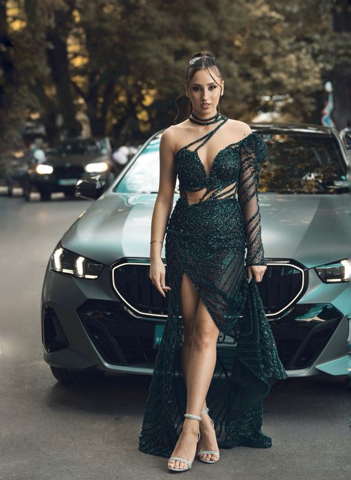 Бална рокля в тъмно син цвят