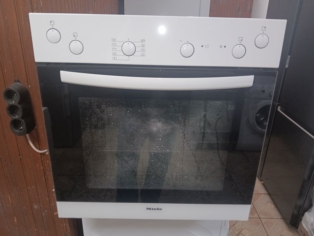 Уникална бяла печка за вграждане Миеле Miele  с 2 години гаранция!