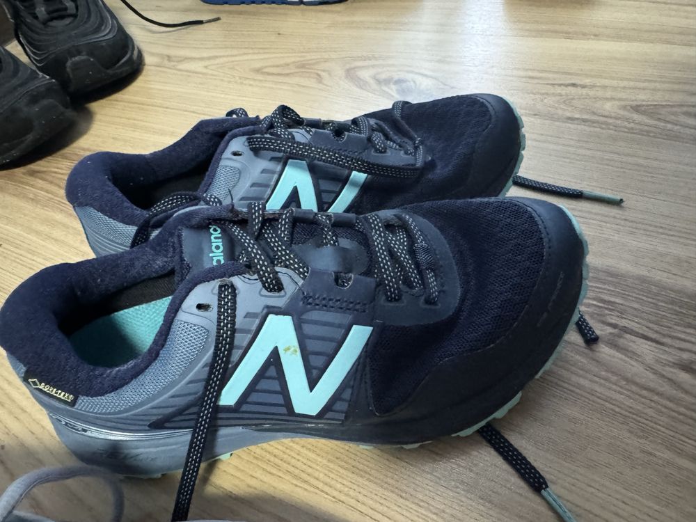 Продавам два чифта маратонки new balance и asics