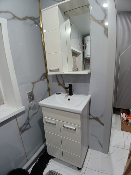 Раковина и шкаф без смесителя