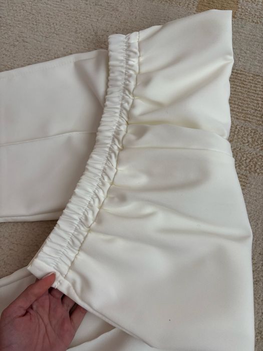 Дамски костюм в бяло с бродерия