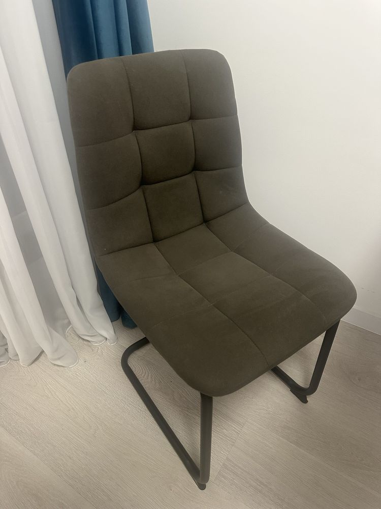 Vand 2 scaunde de bucatatie