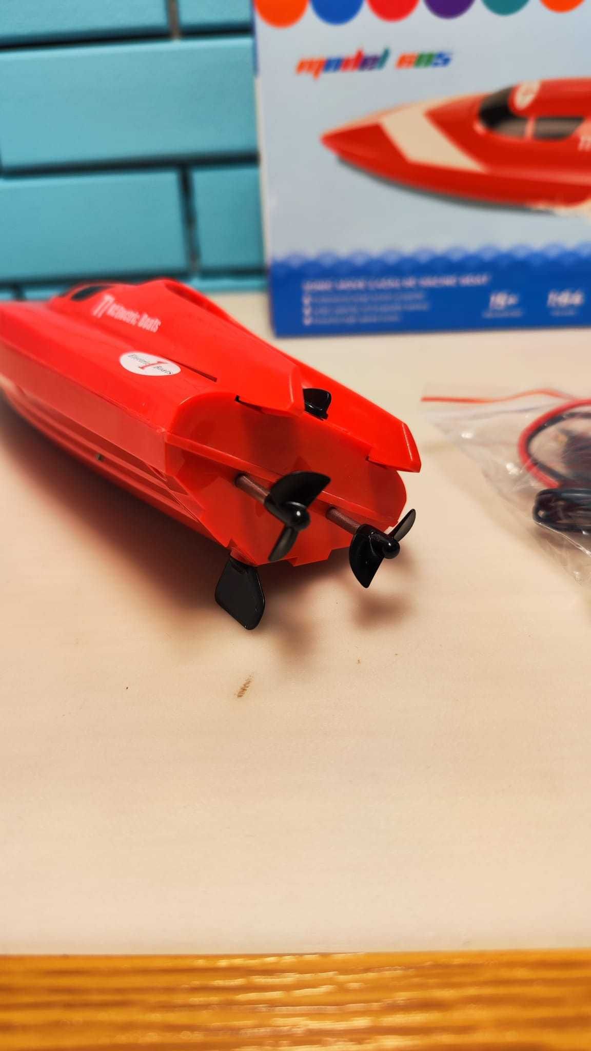 iFollower Remote Control Boat Забавен Моторен Лодка за Басейни и Езера
