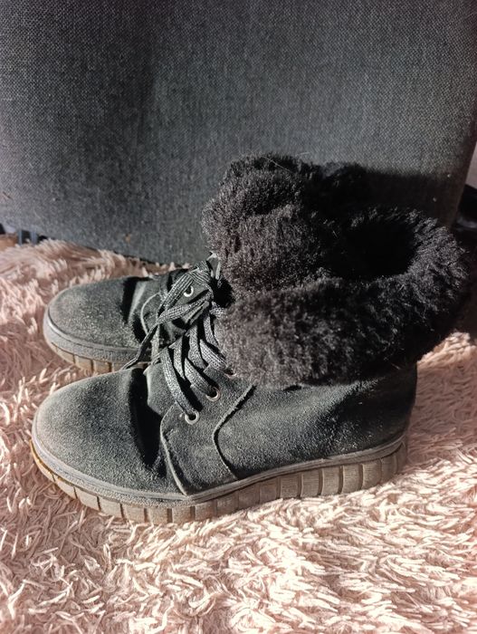 Продам женские зимние ботинки