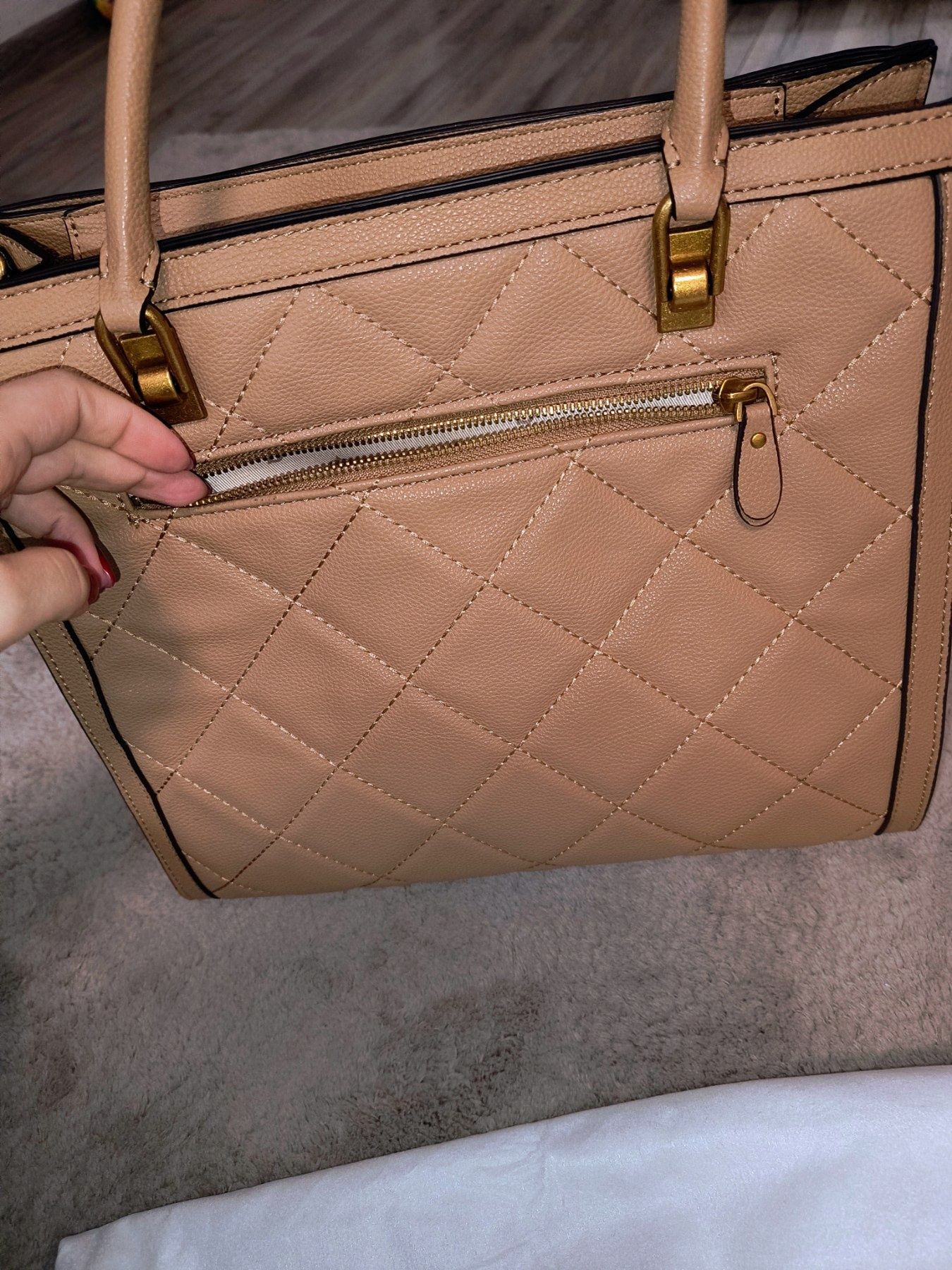 Оригинална чанта на Guess в бежов цвят