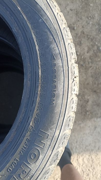 Зимние шины б.у в отличном состоянии