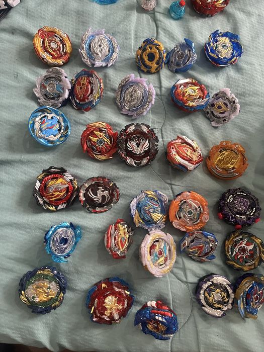 Beyblade lot има много може на едро и може и по оделно