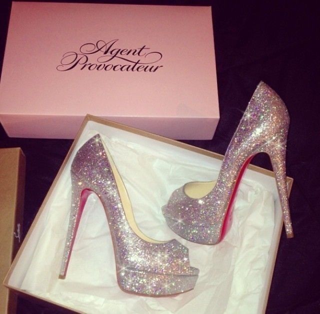 Vand tocuri de firma