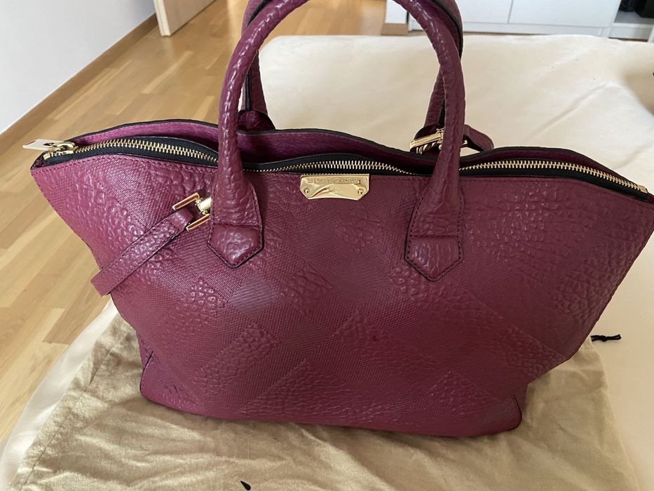 Poseta Burberry culoare fucsia inchis