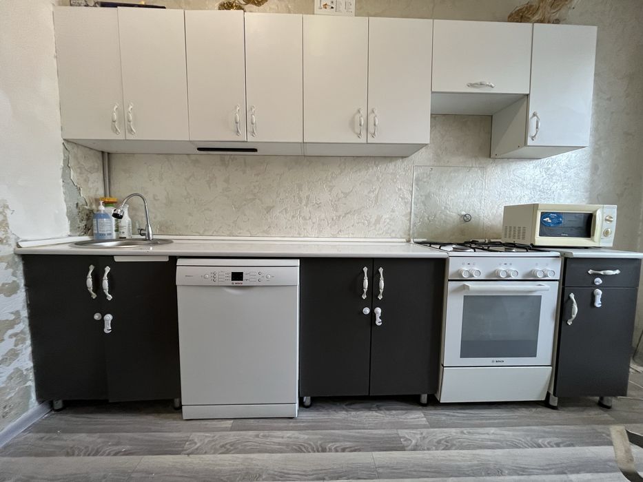 Кухонный гарнитура, газ плита, микроволновка