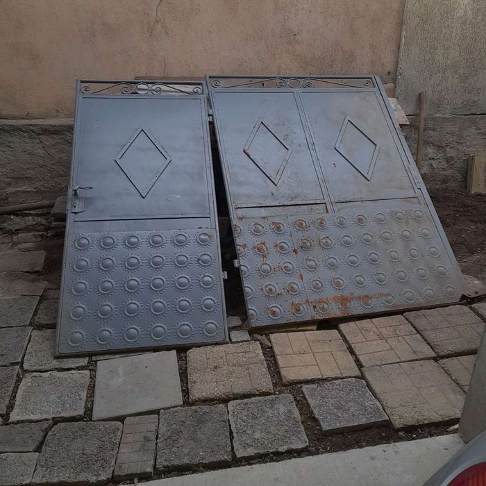 Метални дворни врати
