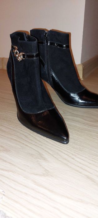 Vand botine noi din piele naturala