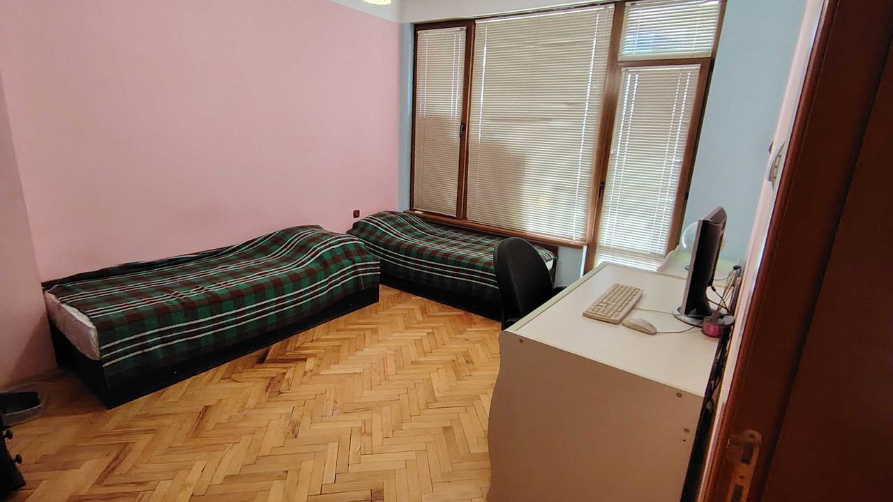 Дава се под наем Тристаен апартамент в Пазарджик, Център - 100 кв.м за 357 € - Снимка #9