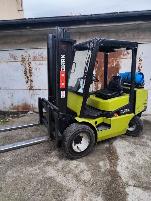 Продавам газокар Кларк 3 тона