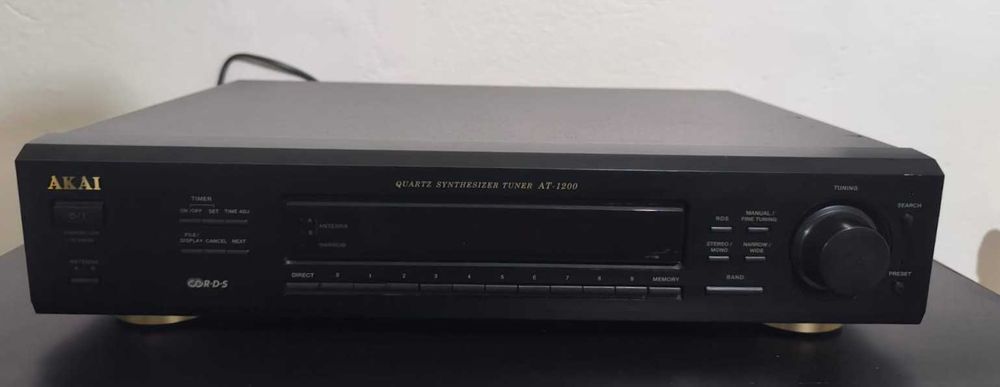 Akai AT 1200 – tuner FM/AM vintage, negru, fără telecomandă.