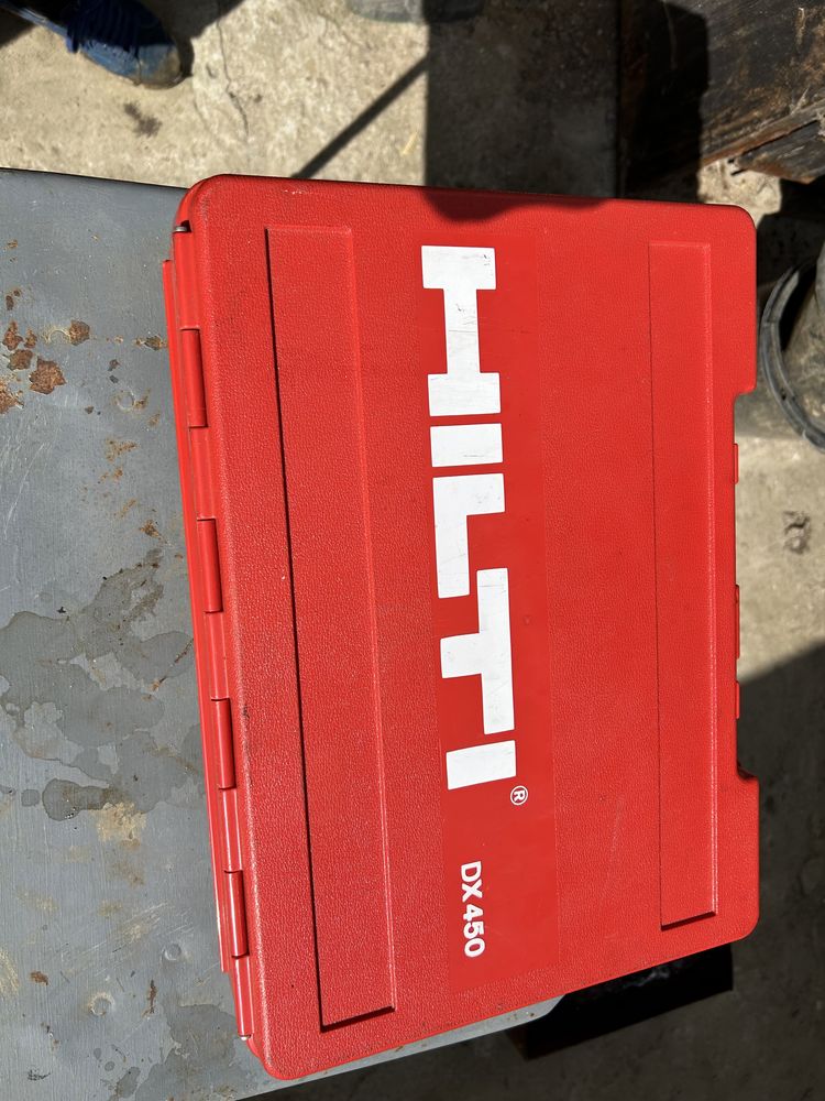 Pistol Hilti dx 450 pentru cuie în beton