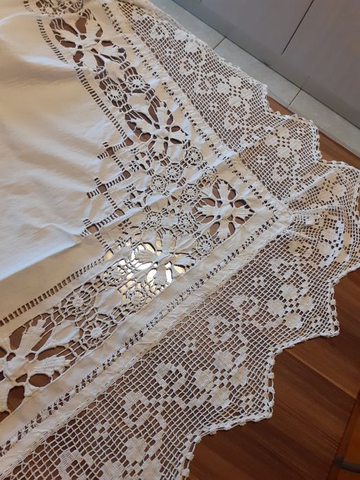Față de masa cu broderie si dantela