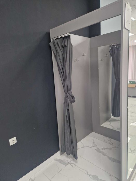 Гардеробна и пирамидален стелаж за магазин