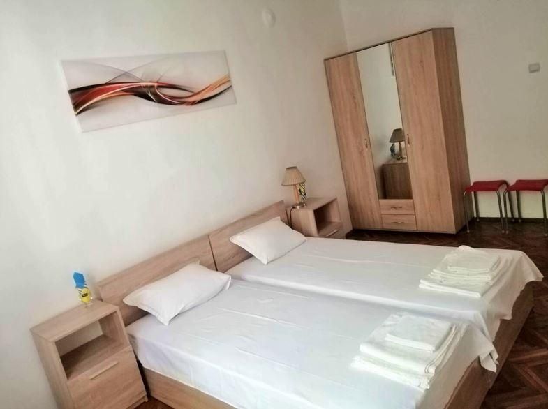 Дава се под наем Тристаен апартамент в Бургас, Център - 80 кв.м за 408 € - Снимка #1