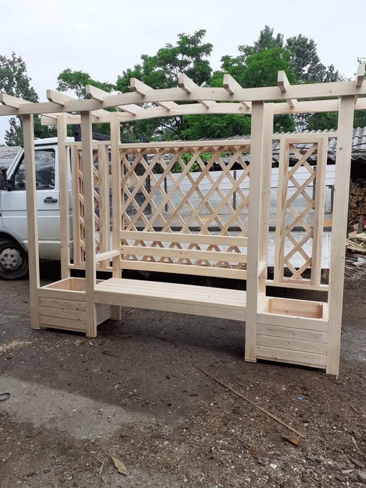Pergola din lemn cu jardiniere