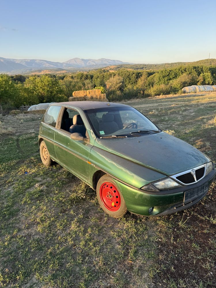 Lancia цяла за части