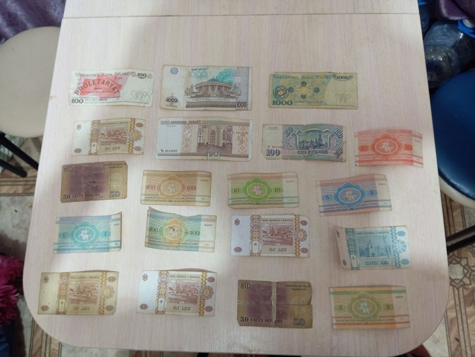 Старые деньги разных стран и купюр