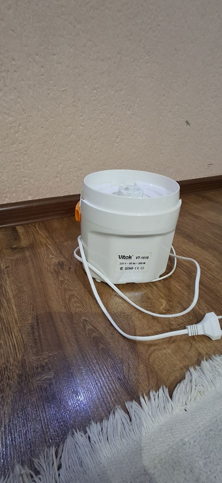 Почти новая соковыжималка Vitek VT‑1610 – 20,000₸