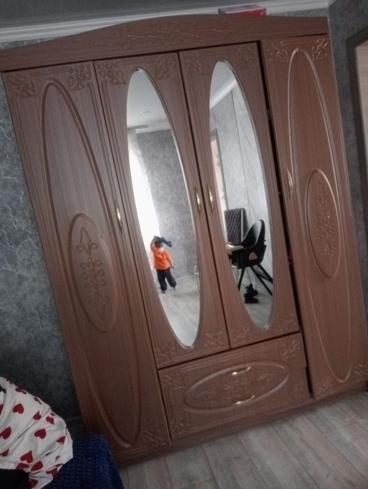 Шкаф очень вместительный в хорошем состоянии