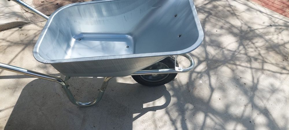 Vând roabă nou cuvă zincată roată plină 90 de litri