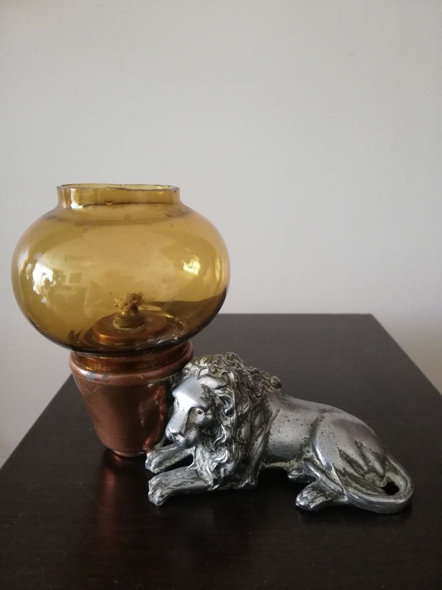 Красива старинна лампа със статуетка на лъв.