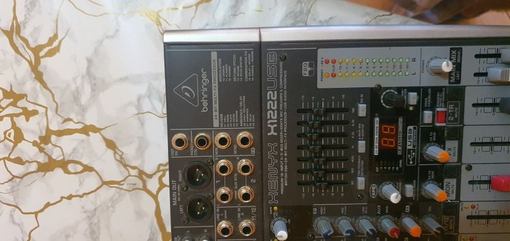 Vând mixer behringer