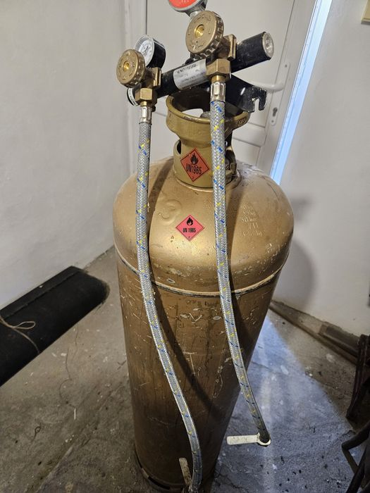 Vand 2 butelii cu centralizata si regulator