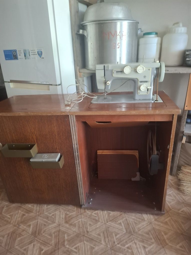 Продам швейную машину
