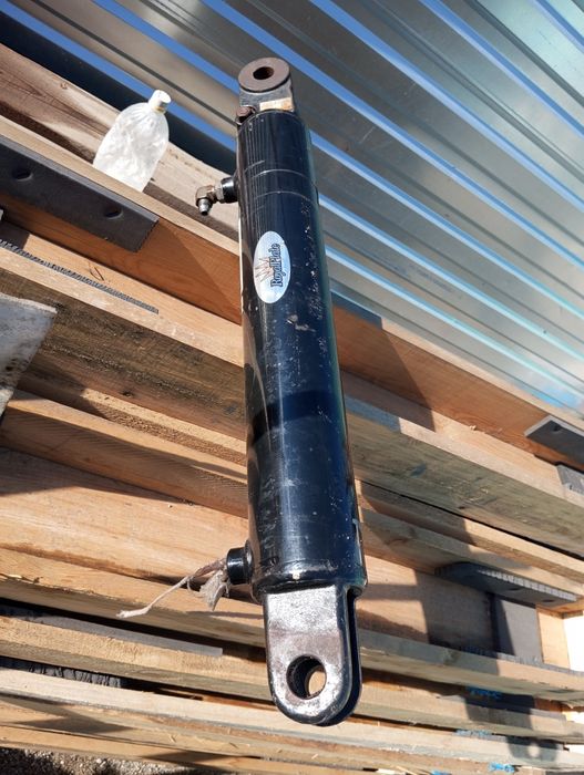 Продам гидравлические цилиндры  длина  72.5 см., 107.5см и 44.5 см.