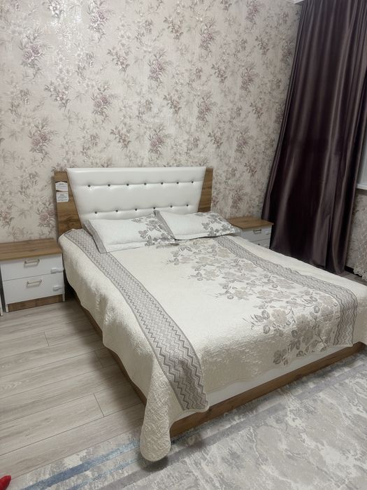 Продам кровать двухспальная, в комплекте 2 тумбочки и комод с зеркалом