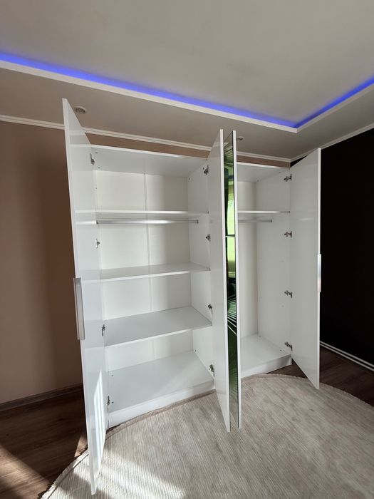 Бял гардероб с огледала в перфектно състояние