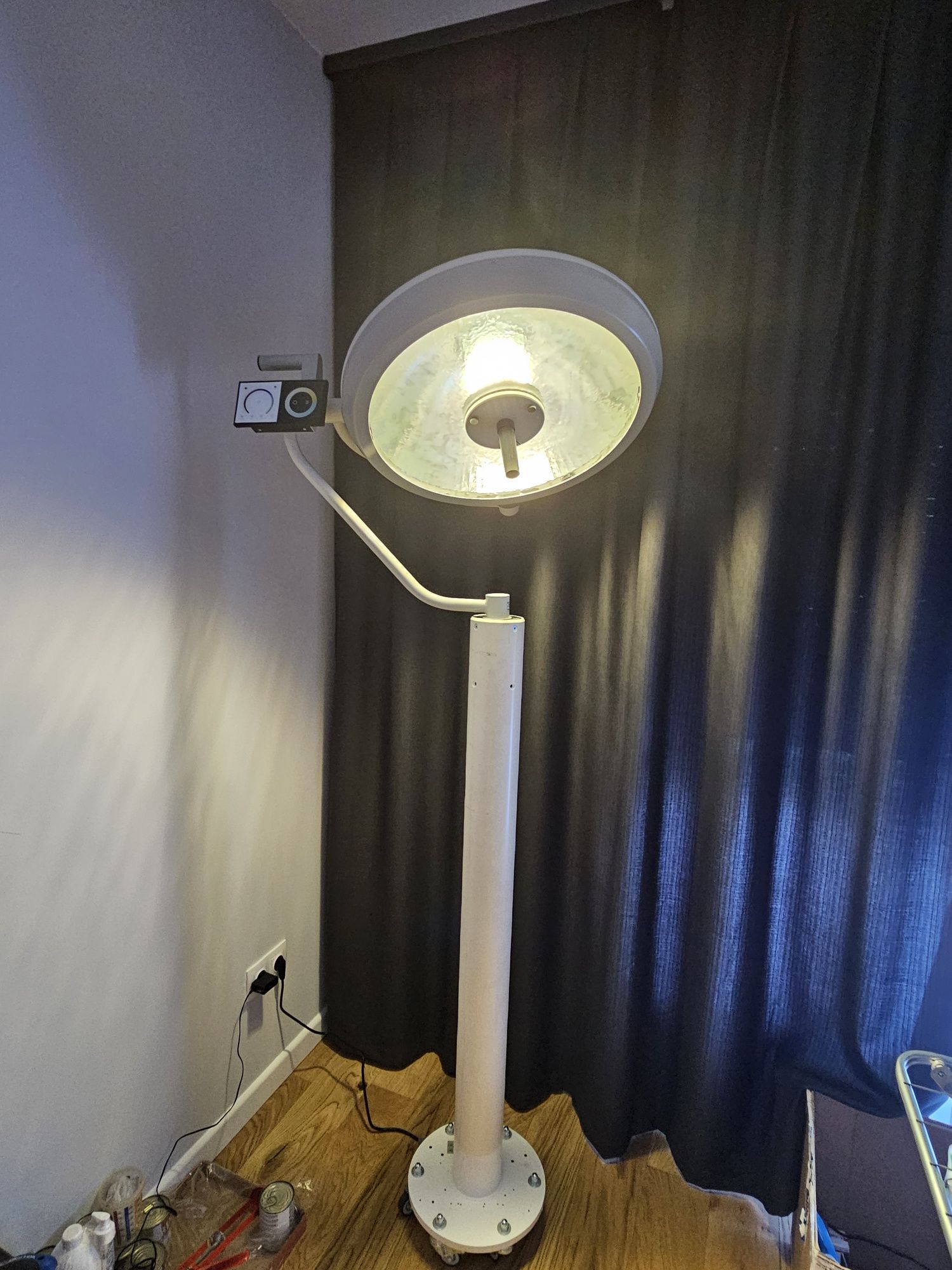 Lampa unicat pentru podea cupola chirurgicala