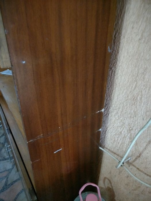 Шкаф с вратички от масивно дърво