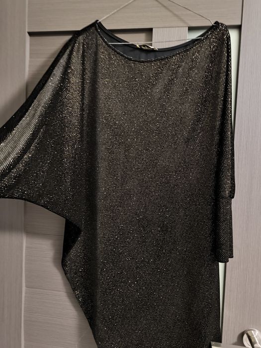 Rochie neagră scurtă cu sclipici și un umăr căzut