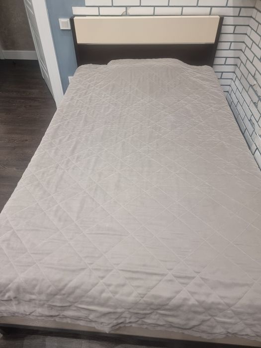 Продам 1.5 спальную кровать с матрасом, размером 120×200 см