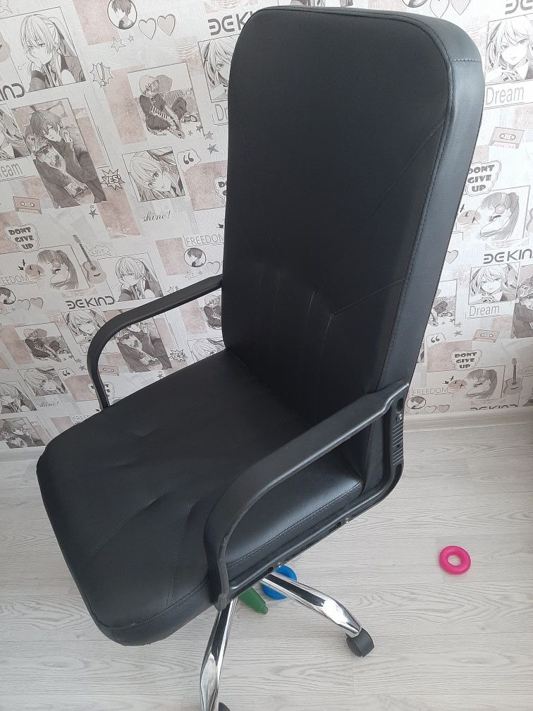 Кресло  черного цвета в хор сос на компьютер