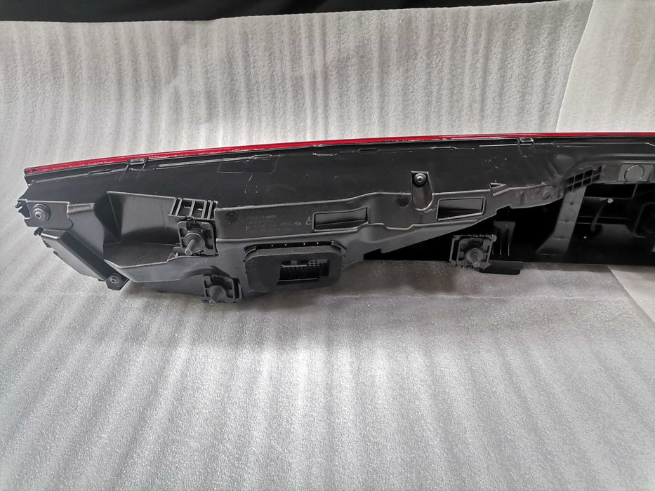 4M8945095AB Нов Carbon Централен Стоп Audi Q8 SQ8 RSQ8