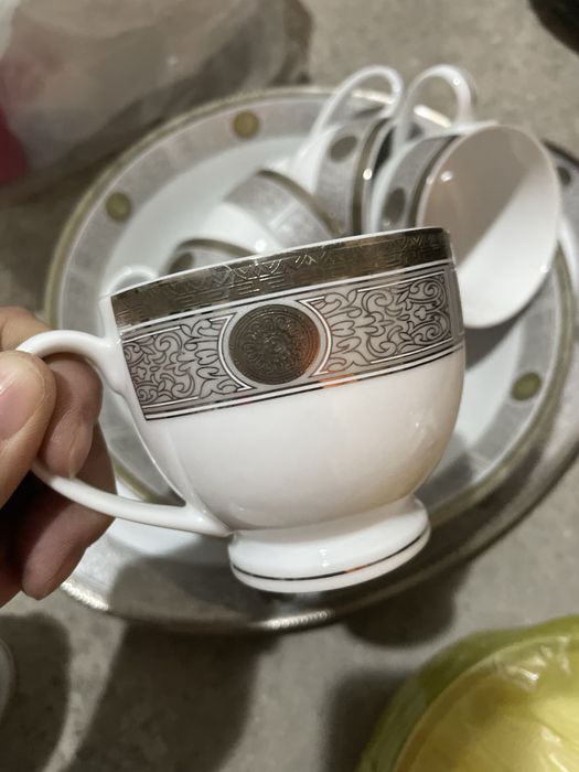 Набор посуд неполный, поэтому недорого