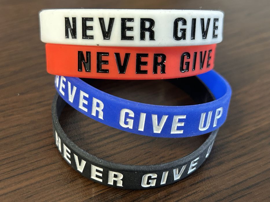 Силиконова гривна с релефен надпис Never give up