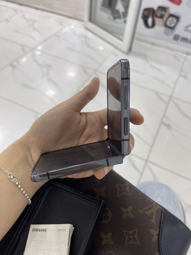 Самсунг z flip4.          .